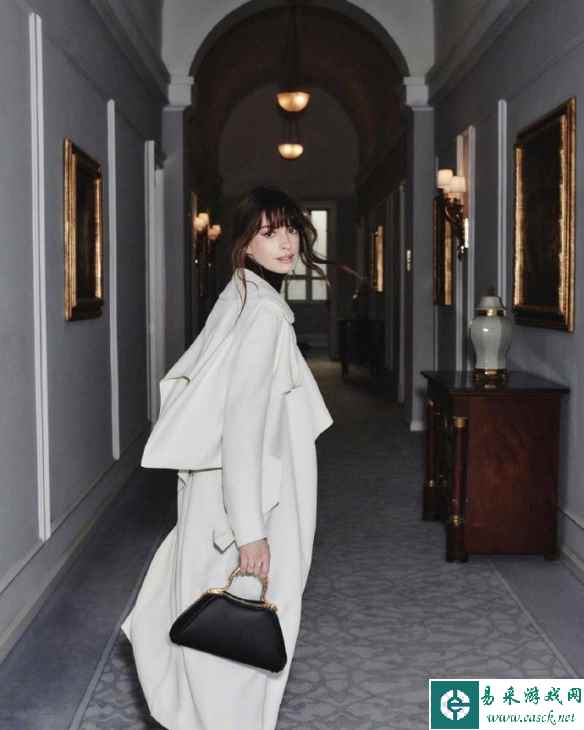 安妮·海瑟薇曝品牌新写真 白风衣知性优雅尽显高级