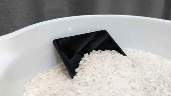 苹果发布公告提醒：手机湿了不要放进大米里干燥